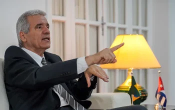 Embaixador de Cuba chama de genocídio medidas de Trump sobre petróleo
