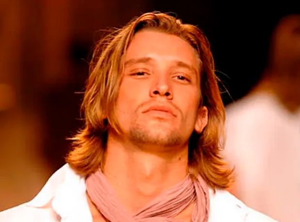 Ex-modelo internacional tenta fugir pela janela, mas é preso por tráfico de drogas em SC