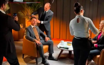 Flávio Bolsonaro arrecada dinheiro em evento da extrema-direita e chama STF de corrupto