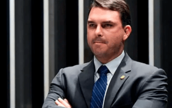 Flávio Bolsonaro vira alvo da CPMI do INSS