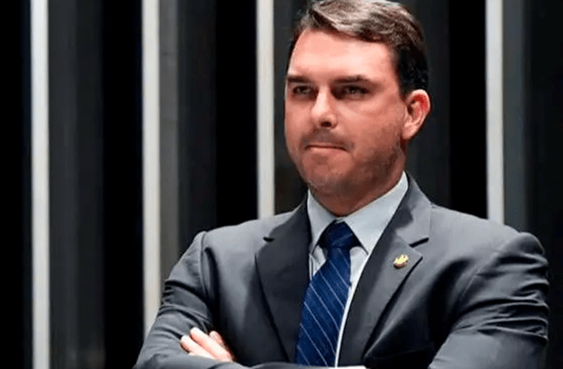 Flávio Bolsonaro vira alvo da CPMI do INSS