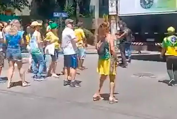 Flopou: “Bloco da Anistia” de Nikolas Ferreira reúne menos de 100 pessoas