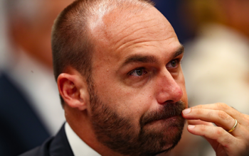 Foragido nos EUA, Eduardo Bolsonaro é afastado de cargo pela PF por “faltas não justificadas”
