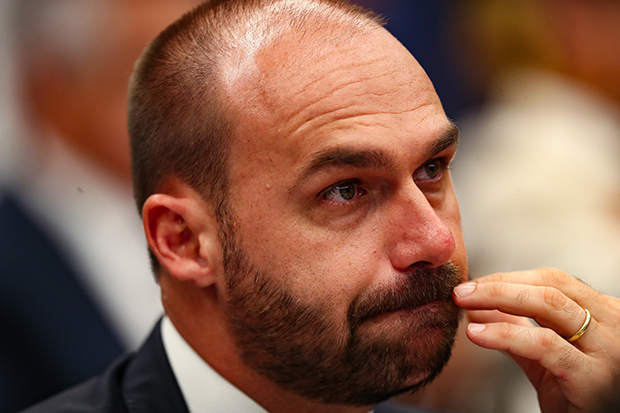 Foragido nos EUA, Eduardo Bolsonaro é afastado de cargo pela PF por “faltas não justificadas”