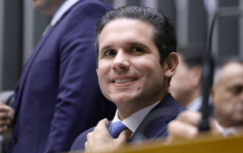 Hugo Motta é alvo de vaias durante festa de pré-Carnaval em João Pessoa