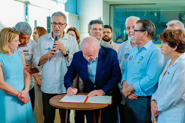 Lula assina MP que destina recursos do FGTS para Santas Casas