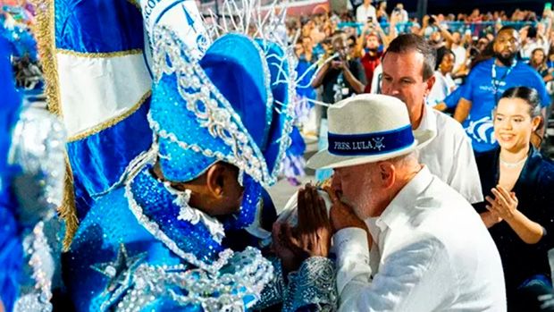 Monitoramento registra 56% de menções positivas ao desfile sobre Lula na web