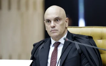 Moraes determina o uso de tornozeleira eletrônica para servidor suspeito de vazar dados da Receita