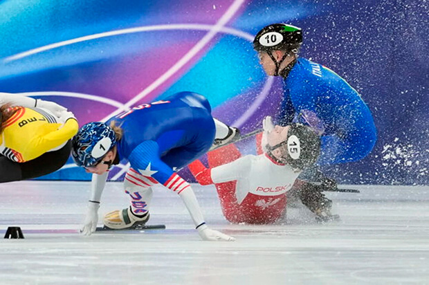 Patinadora cai, é atingida por lâmina e escapa de lesão no olho por milímetros