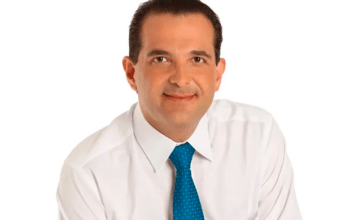 Prefeito aliado de Tarcísio agride jornalista e ofende professores durante protesto