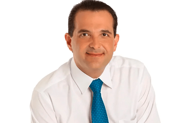 Prefeito aliado de Tarcísio agride jornalista e ofende professores durante protesto