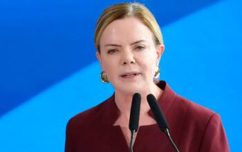 Gleisi parabeniza Seguro por vitória contra extrema direita em Portugal