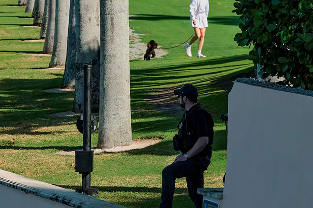Agentes matam homem armado que tentava entrar no resort de Trump em Mar-a-Lago