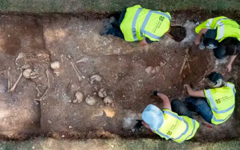 Poço funerário da Era Viking expõe vestígios de violência na Inglaterra