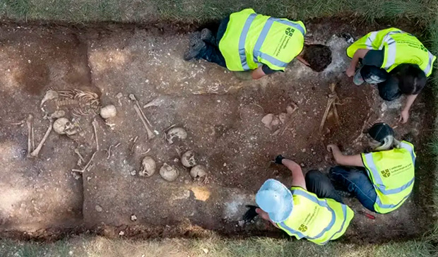 Poço funerário da Era Viking expõe vestígios de violência na Inglaterra