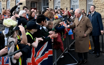 Rei Charles é questionado sobre ligação de seu irmão Andrew com Epstein