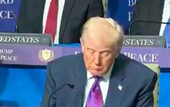 Trump é flagrado cochilando em reunião do “Conselho da Paz”