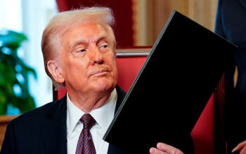 Trump eleva tarifas globais de 10% para 15% após derrota na Suprema Corte dos EUA