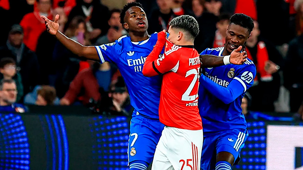 Acusado de racismo por Vini Jr., meia do Benfica é ovacionado pela torcida