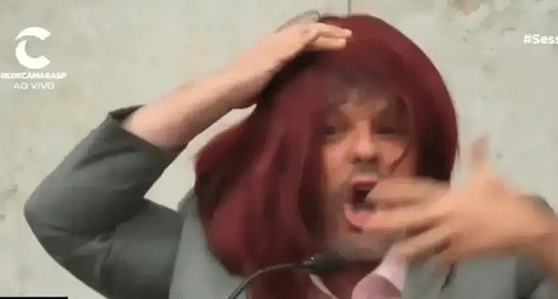 Adrilles imita Nikolas, põe peruca e chama PL da Misoginia de “esdrúxulo”