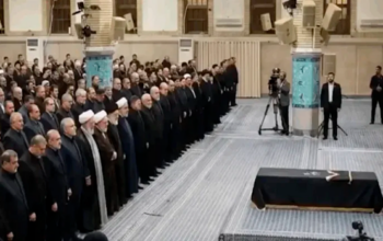Ali Khamenei é velado no Irã, enquanto o país entra em 40 dias de luto nacional