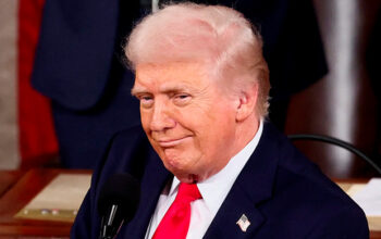 Após uma semana de guerra, Trump exige "rendição incondicional" do Irã