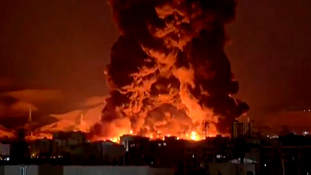 Ataque a depósito de combustíveis em Teerã  provocou uma grande coluna de fumaça que escureceu o céu da capital do Irã