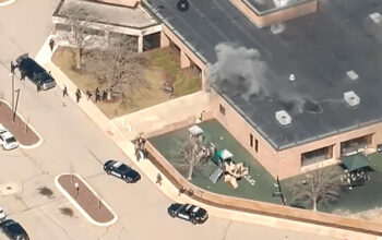 Ataque a sinagoga nos EUA: atirador invade com rifle e caminhão e é morto no confronto