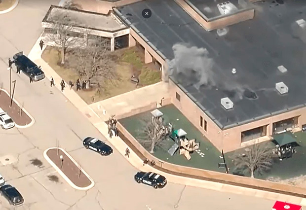 Ataque a sinagoga nos EUA: atirador invade com rifle e caminhão e é morto no confronto