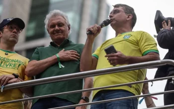 Ato contra Lula e STF na Paulista com Flávio Bolsonaro e Nikolas não enche 3 quarteirões