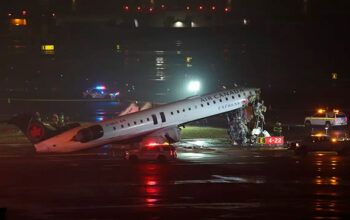 Avião colide com caminhão de bombeiros em aeroporto de Nova York