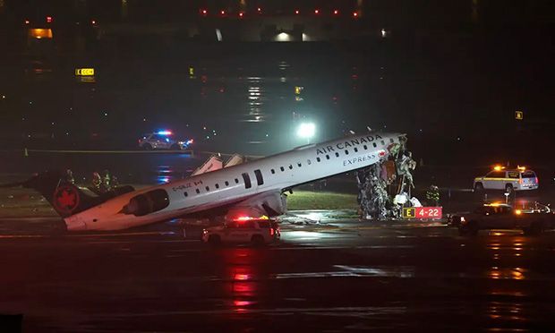 Avião colide com caminhão de bombeiros em aeroporto de Nova York