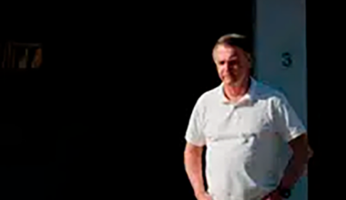 Bolsonaro passa mal na prisão e é levado para hospital com crise de vômitos e calafrios