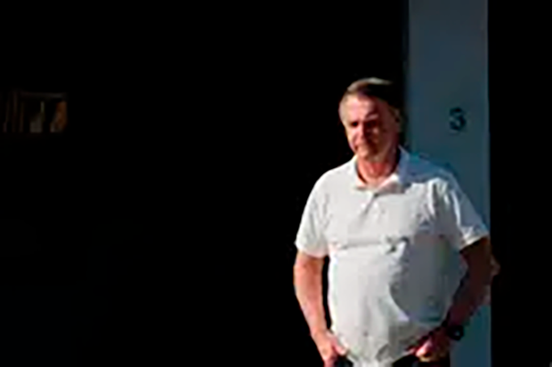 Bolsonaro passa mal na prisão e é levado para hospital com crise de vômitos e calafrios