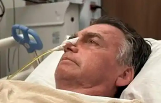 Bolsonaro tem pulmão comprometido e deve ficar na UTI até sábado, diz médico