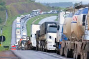 Caminhoneiros articulam greve nacional após aumento do diesel