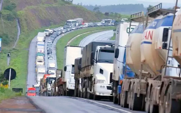 Caminhoneiros articulam greve nacional após aumento do diesel