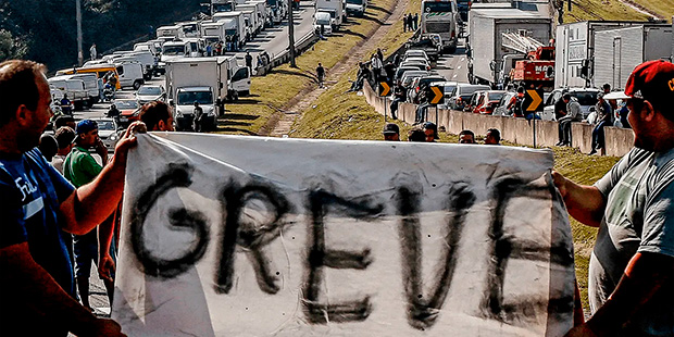 Caminhoneiros cancelam paralisação, mas mantêm “estado de greve”