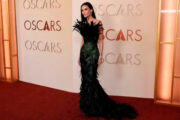 Demi Moore chama atenção com vestido exótico no Oscar 2026