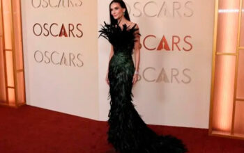 Demi Moore chama atenção com vestido exótico no Oscar 2026