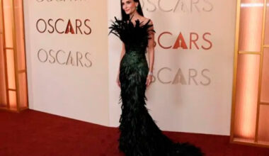 Demi Moore chama atenção com vestido exótico no Oscar 2026