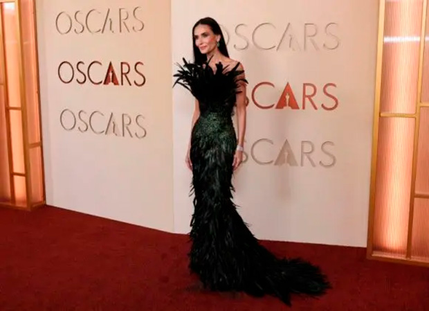 Demi Moore chama atenção com vestido exótico no Oscar 2026