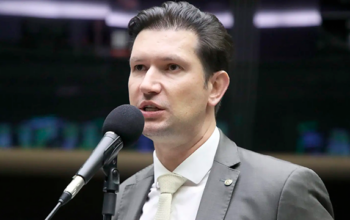 Deputado Gilson Marques (Novo) processa jornalista, perde em duas instâncias e é condenado