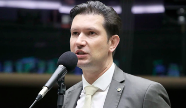 Deputado Gilson Marques (Novo) processa jornalista, perde em duas instâncias e é condenado