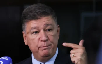 Dino dá 5 dias para senador explicar repasse de emendas à Lagoinha