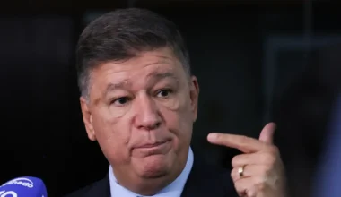 Dino dá 5 dias para senador explicar repasse de emendas à Lagoinha