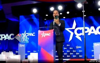 Eduardo Bolsonaro faz live em evento nos EUA que pode levar o pai de volta à Papudinha