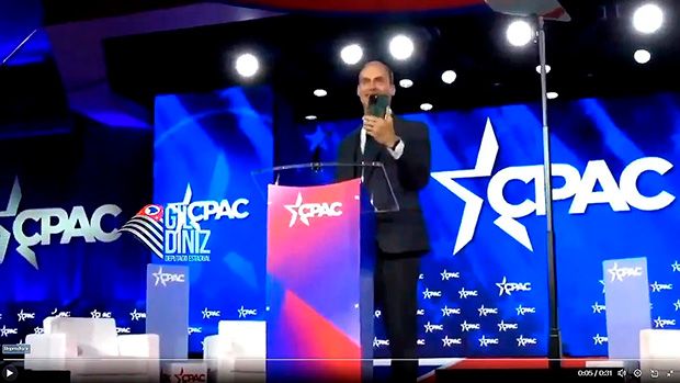 Eduardo Bolsonaro faz live em evento nos EUA que pode levar o pai de volta à Papudinha