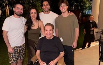 Faustão faz rara aparição pública em cadeira de rodas