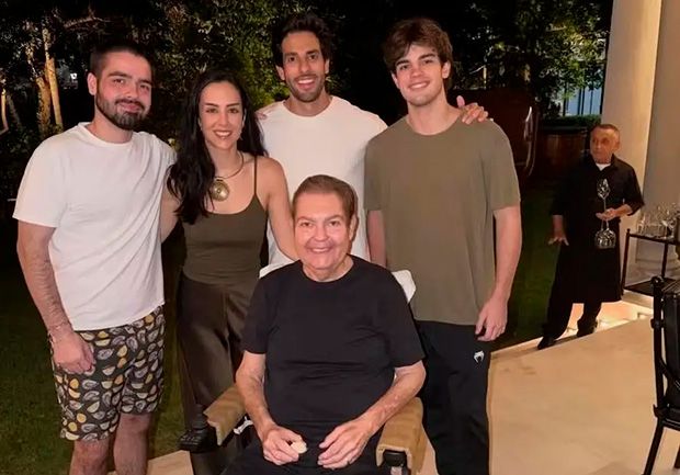 Faustão faz rara aparição pública em cadeira de rodas